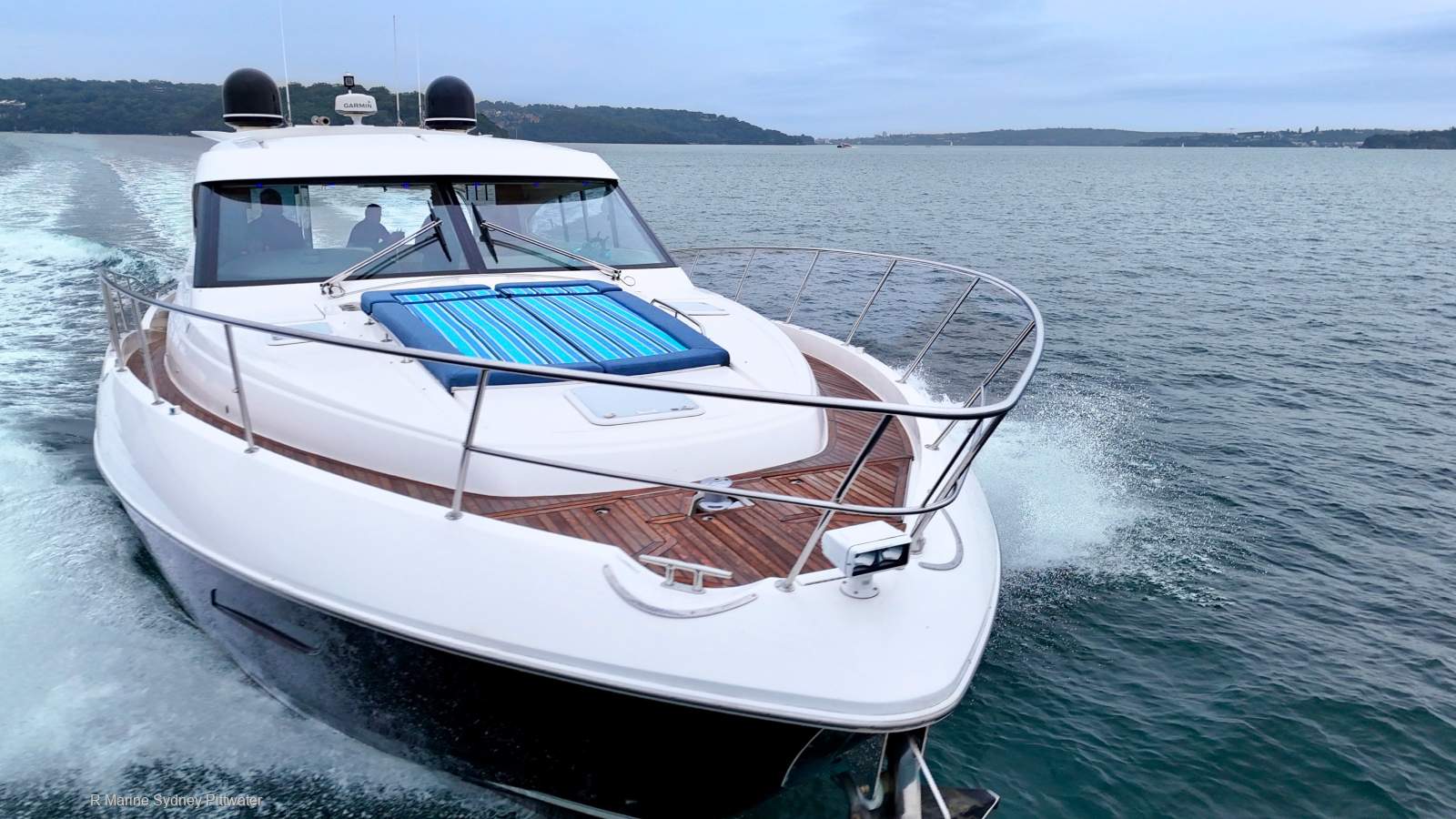 Riviera 6000 Sport Yacht