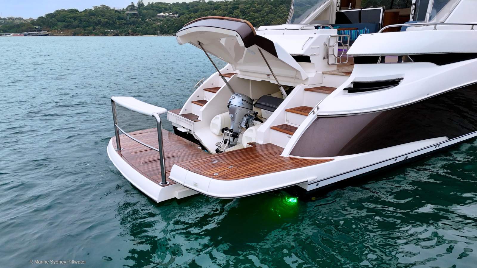 Riviera 6000 Sport Yacht