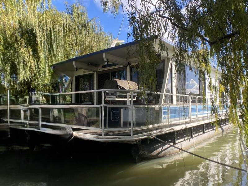 "Undaunted". Large 3 Bed, 1.5 Bath, Houseboat.
