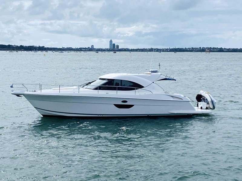 Riviera 4400 Sport Yacht