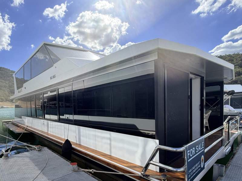 Status Luxury Houseboats JOIE DE VIE