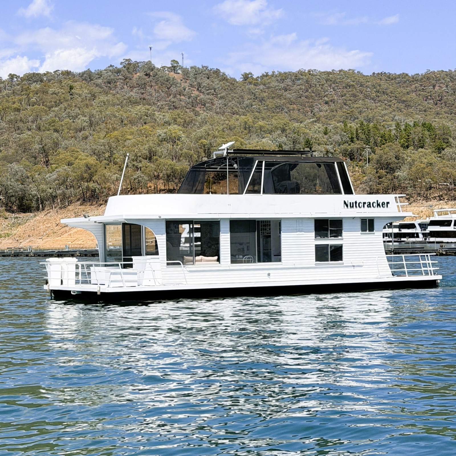 NUTCRACKER:Eildon Houseboat - Nutcracker
