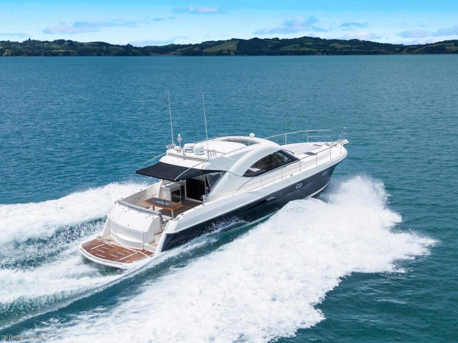 Riviera 4700 Sport Yacht