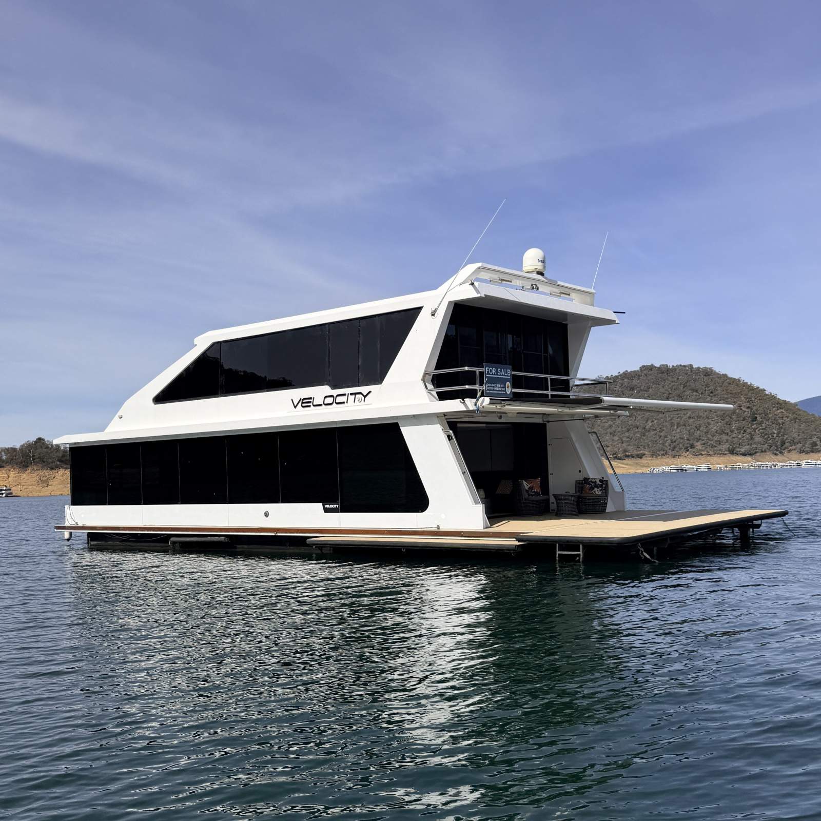 Status Luxury Houseboats VELOCITY:Eildon Houseboat - Velocity - Port View