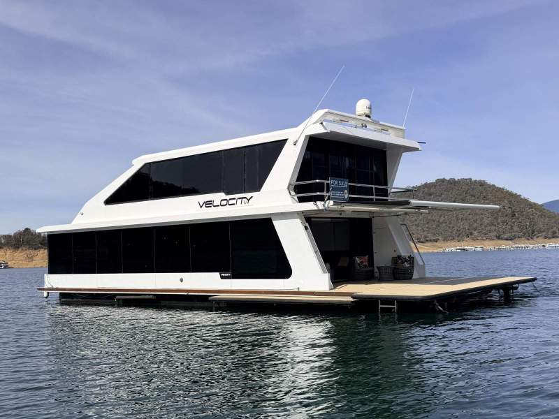 Status Luxury Houseboats VELOCITY