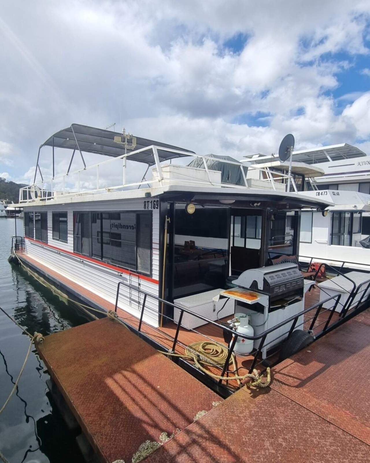 BONNIE JEAN:Eildon Houseboat - Bonnie Jean Bow Exterior