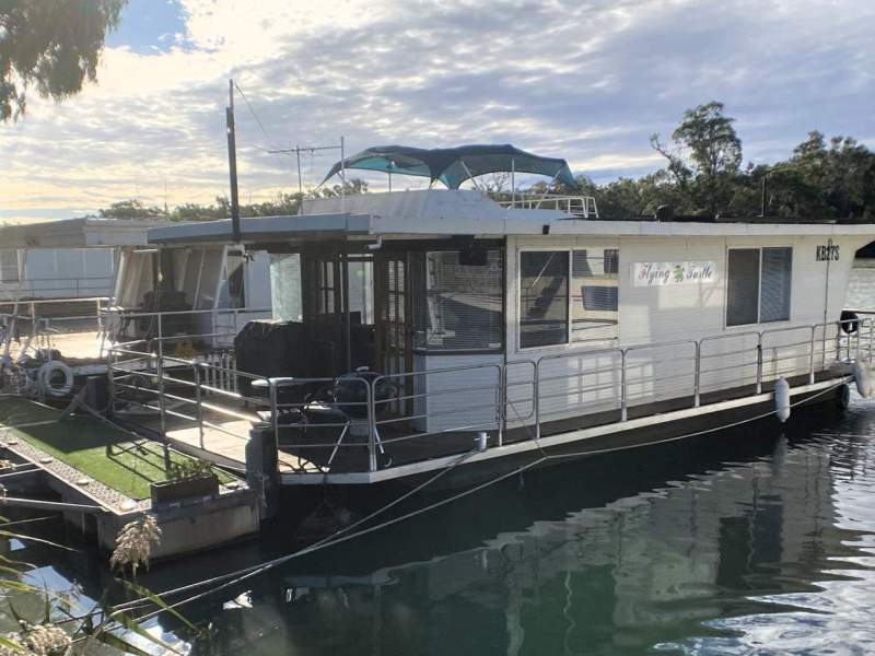 "FLYING TURTLE" Great two bed, one bath, Houseboat