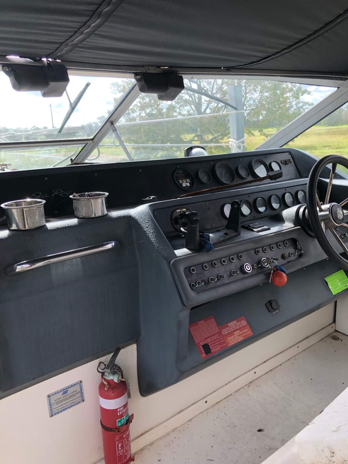 Sea Ray 330