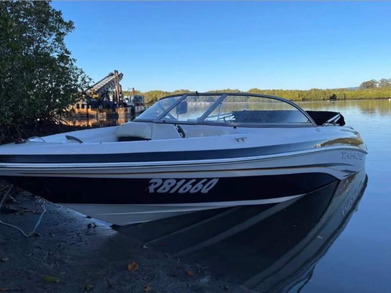 Tahoe Q4 Sport Excellent condition Bowrider
