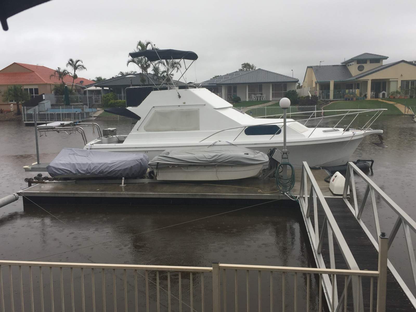 Seafarer 34 Flybridge Cruiser shaft drive diesel