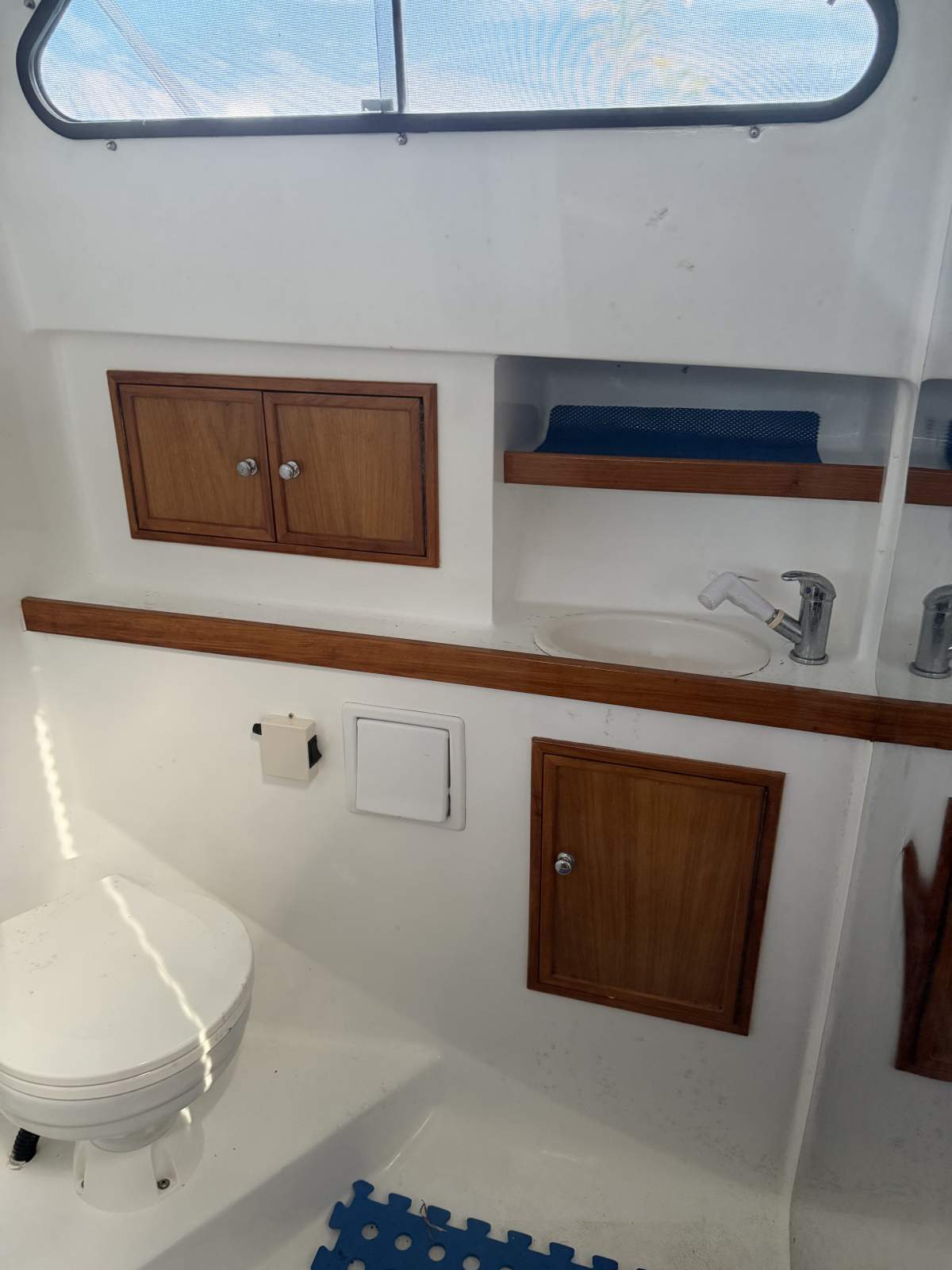 Seafarer 34 Flybridge Cruiser shaft drive diesel