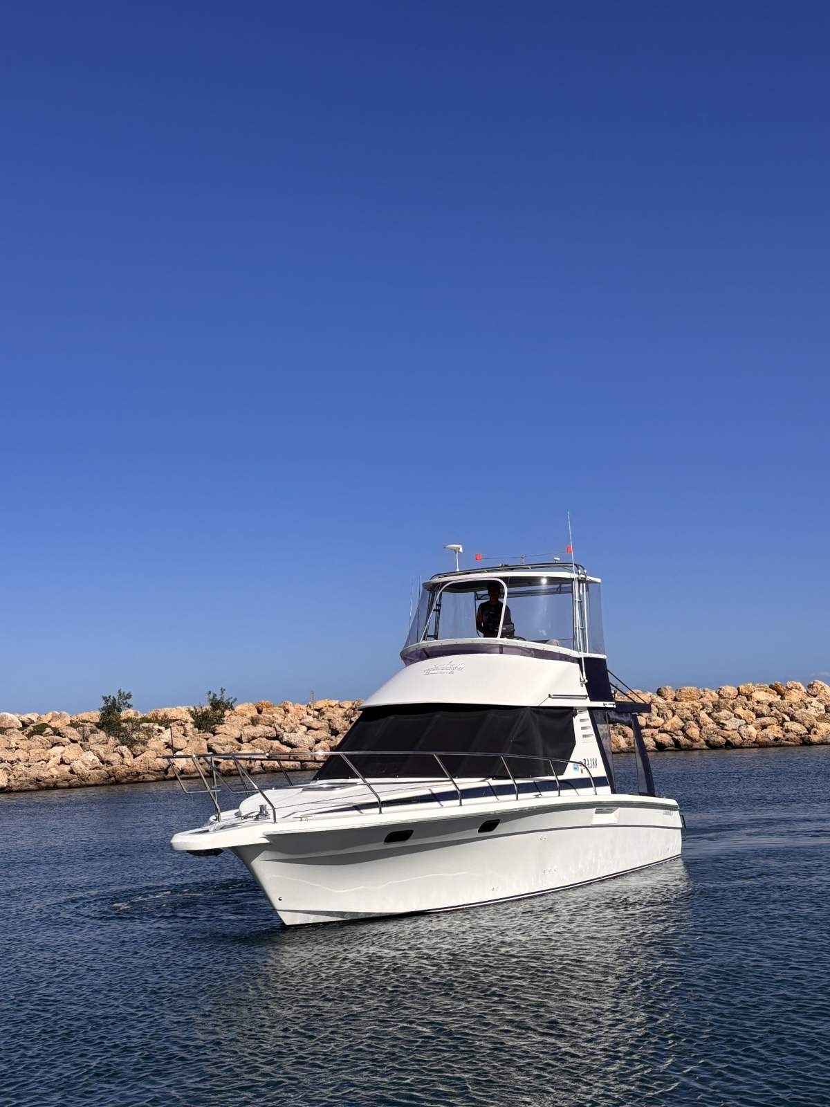 Commodore 33 Flybridge Twin Cabin Cruiser