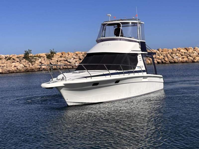 Commodore 33 Flybridge Twin Cabin Cruiser