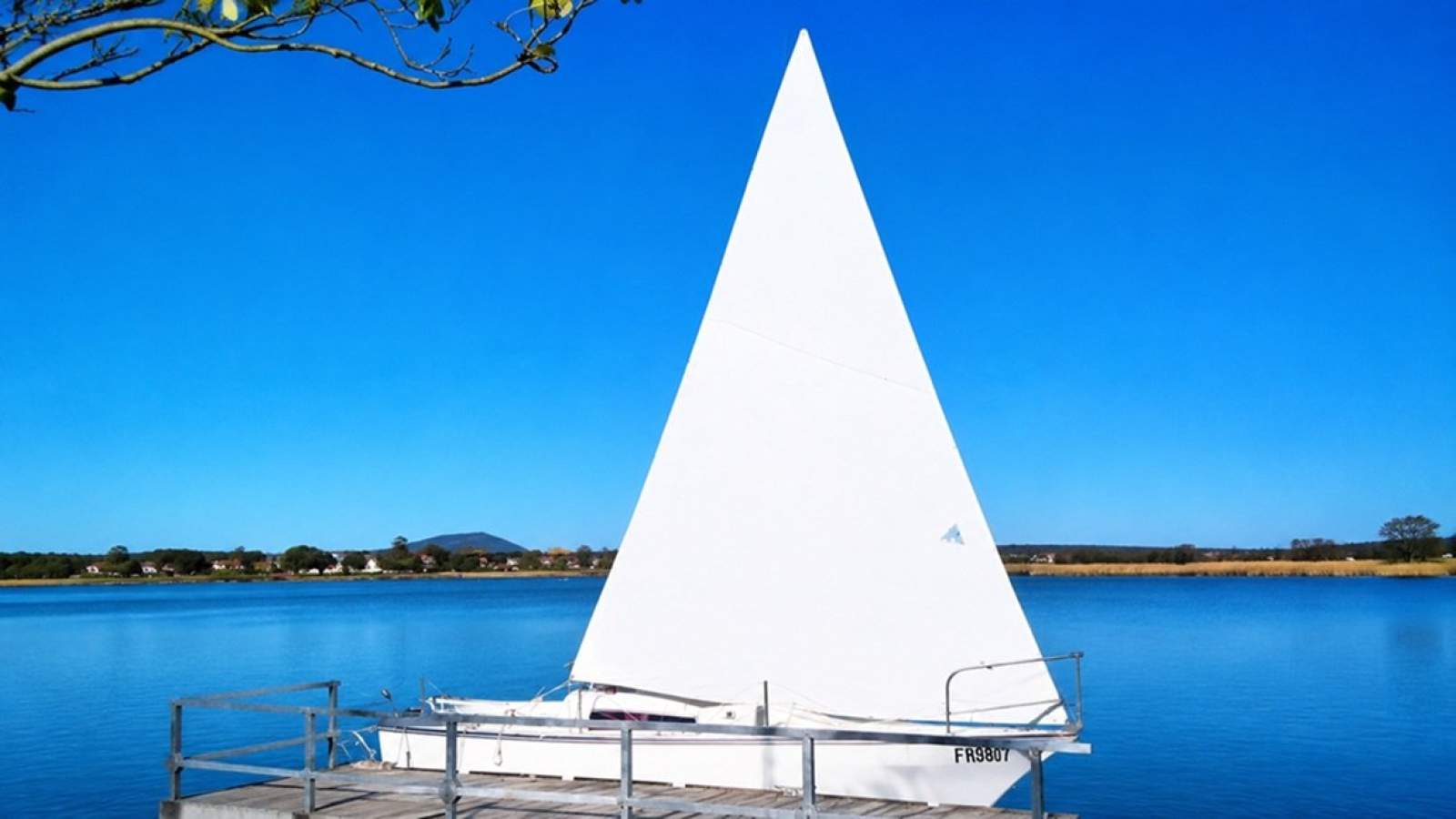 Sailboat yacht genoa sail can post
