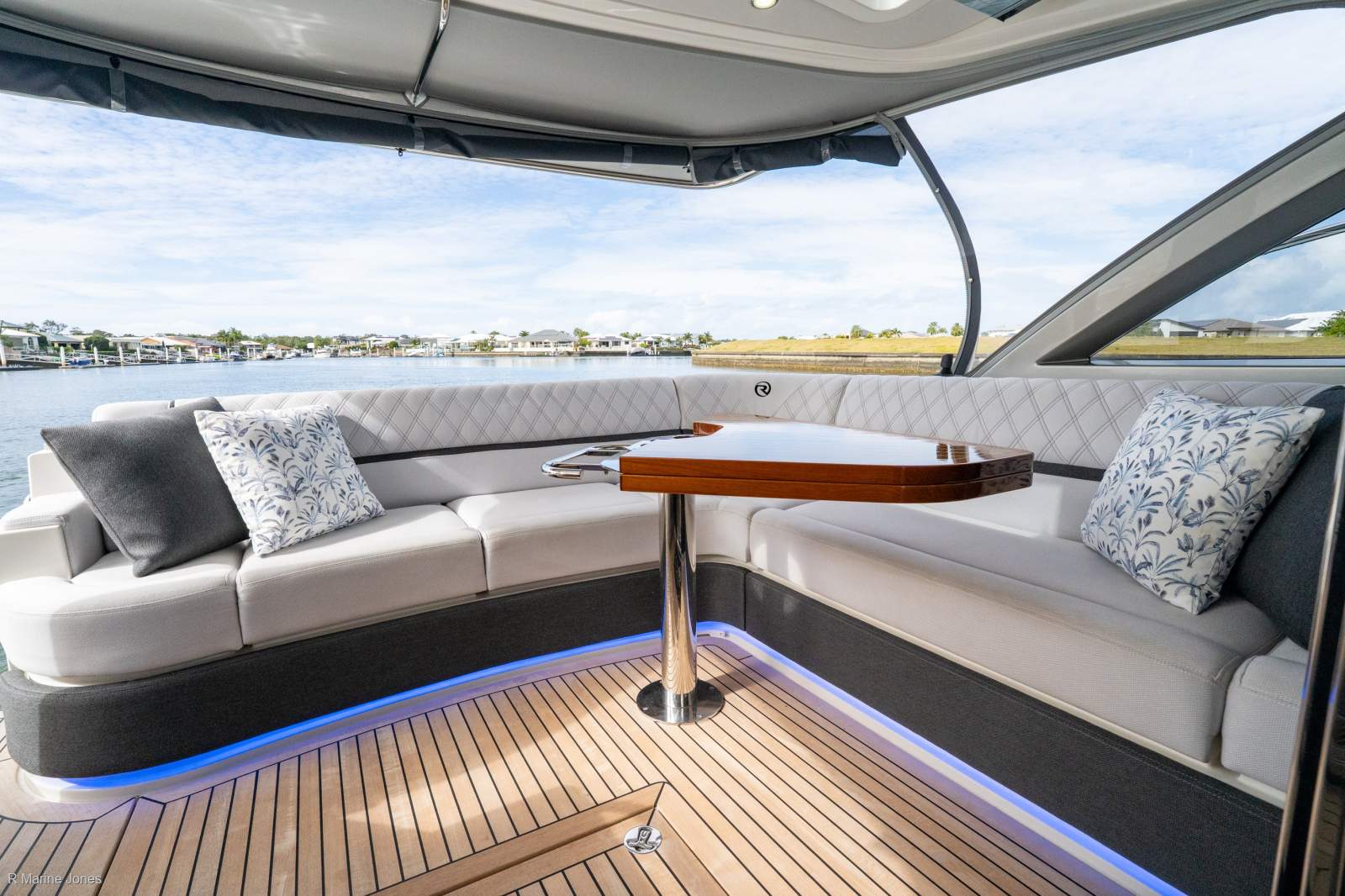Strb Side Riviera 4600 Sport Yacht Platinum Edition - R Marine Jones | Riviera ...