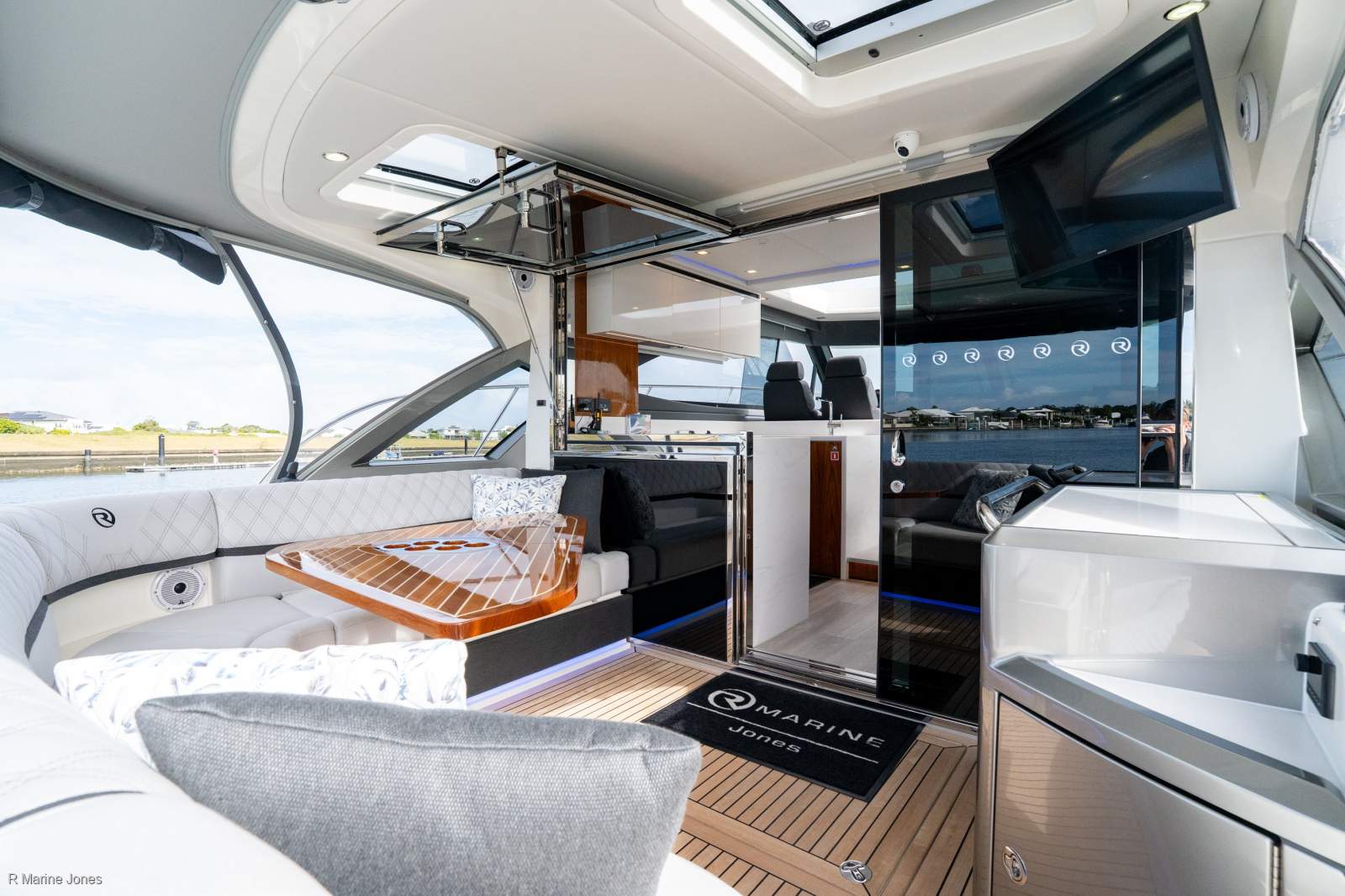 Strb Side Riviera 4600 Sport Yacht Platinum Edition - R Marine Jones | Riviera ...