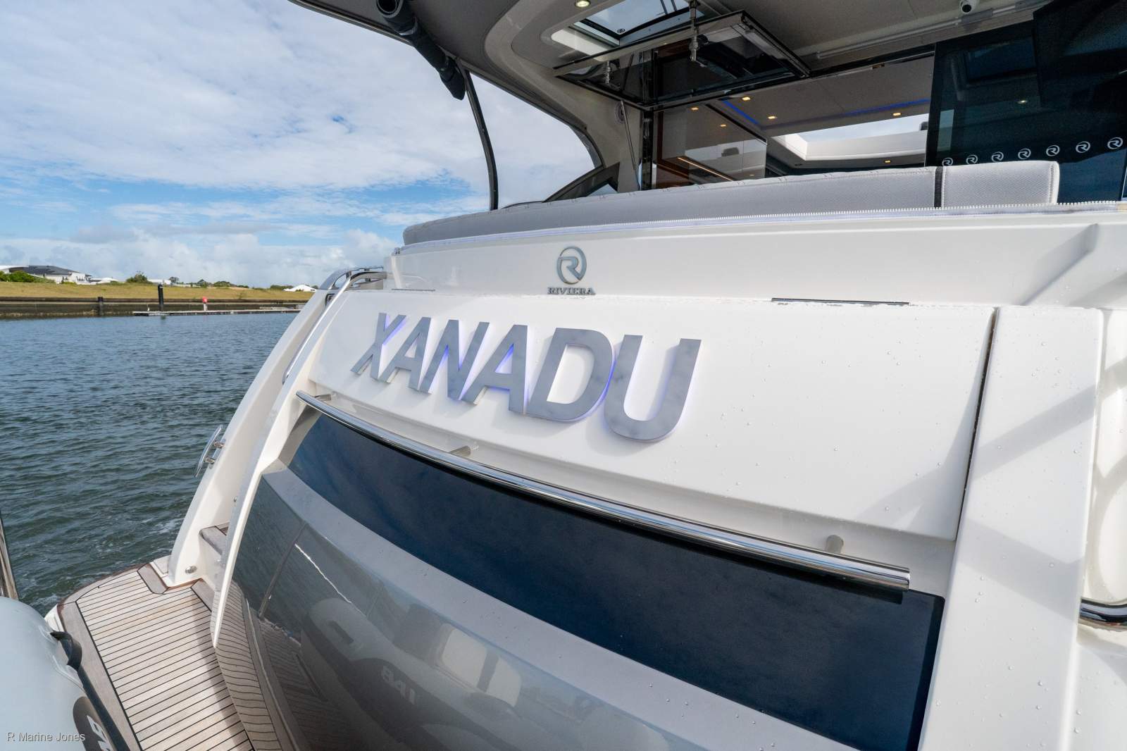 Strb Side Riviera 4600 Sport Yacht Platinum Edition - R Marine Jones | Riviera ...