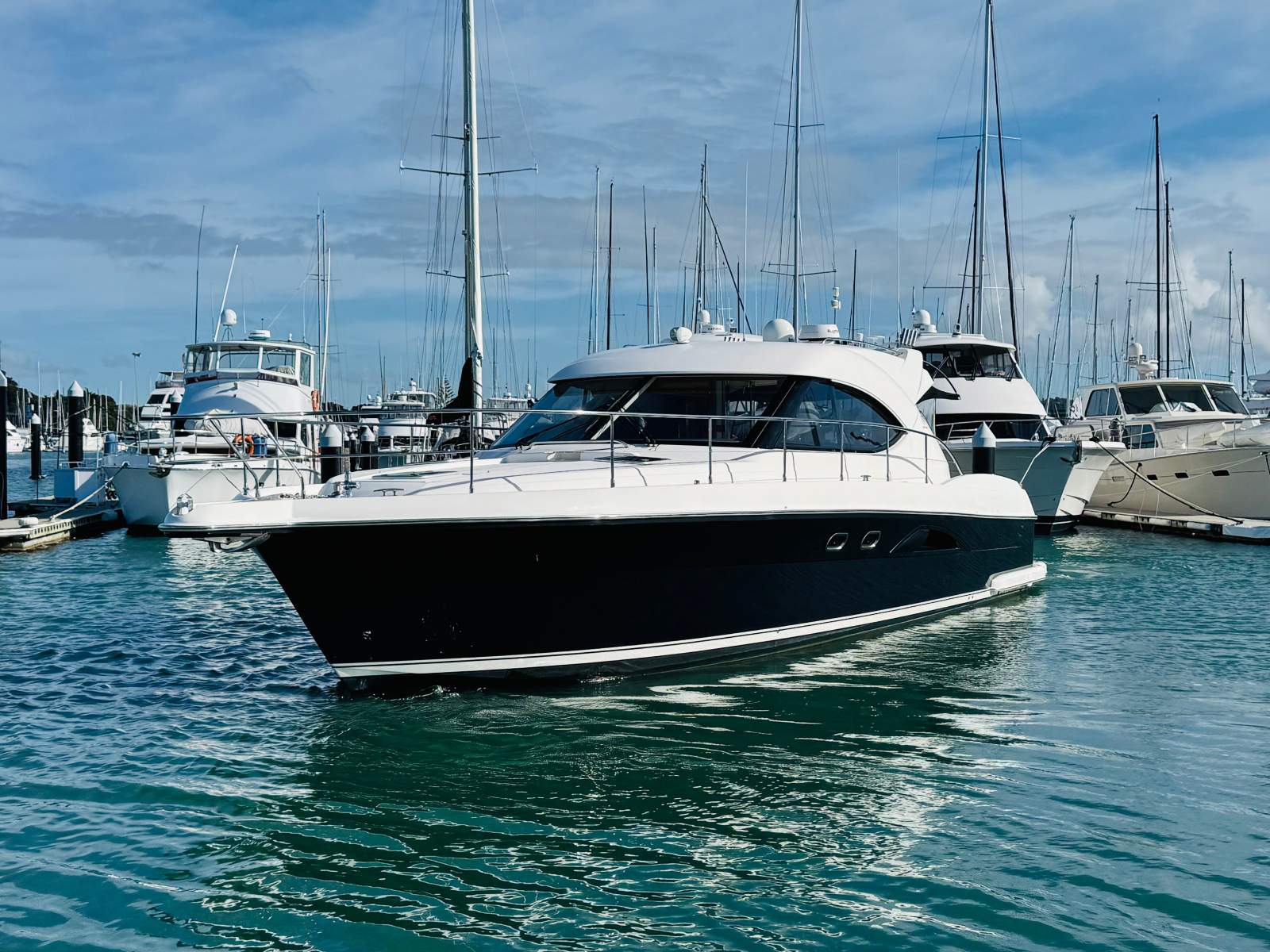Riviera 4700 Sport Yacht