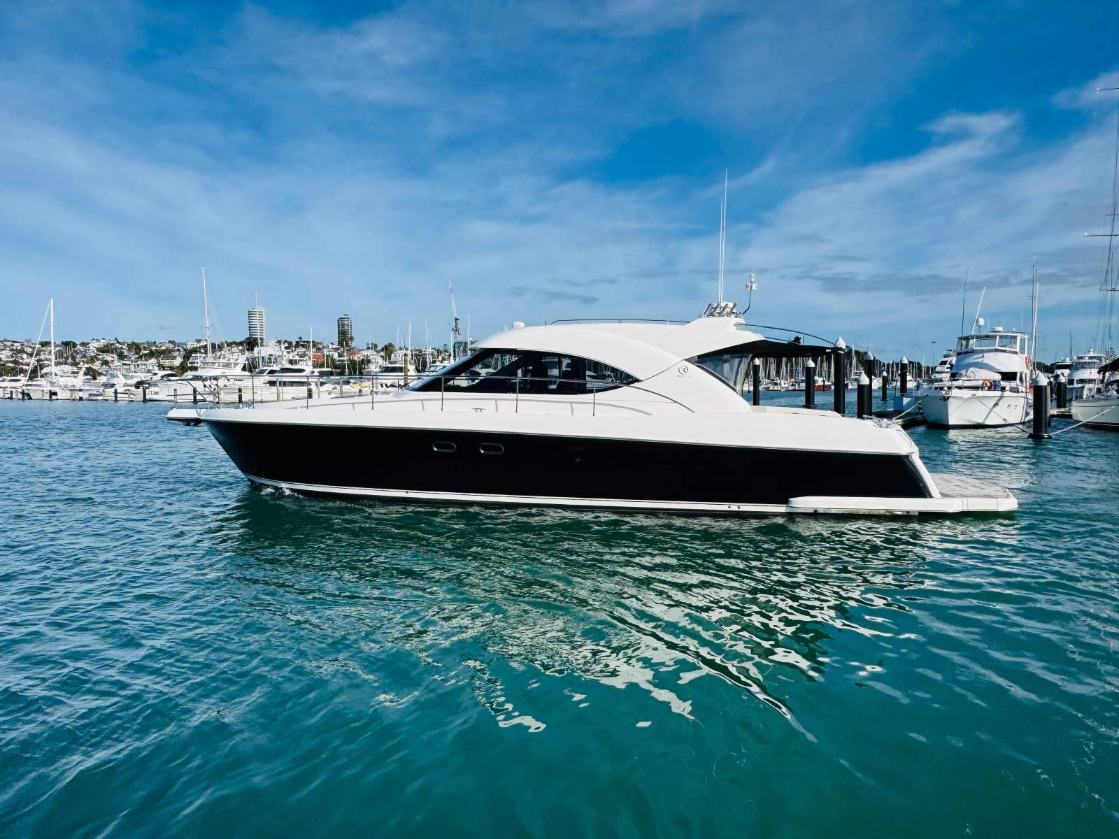 Riviera 4700 Sport Yacht