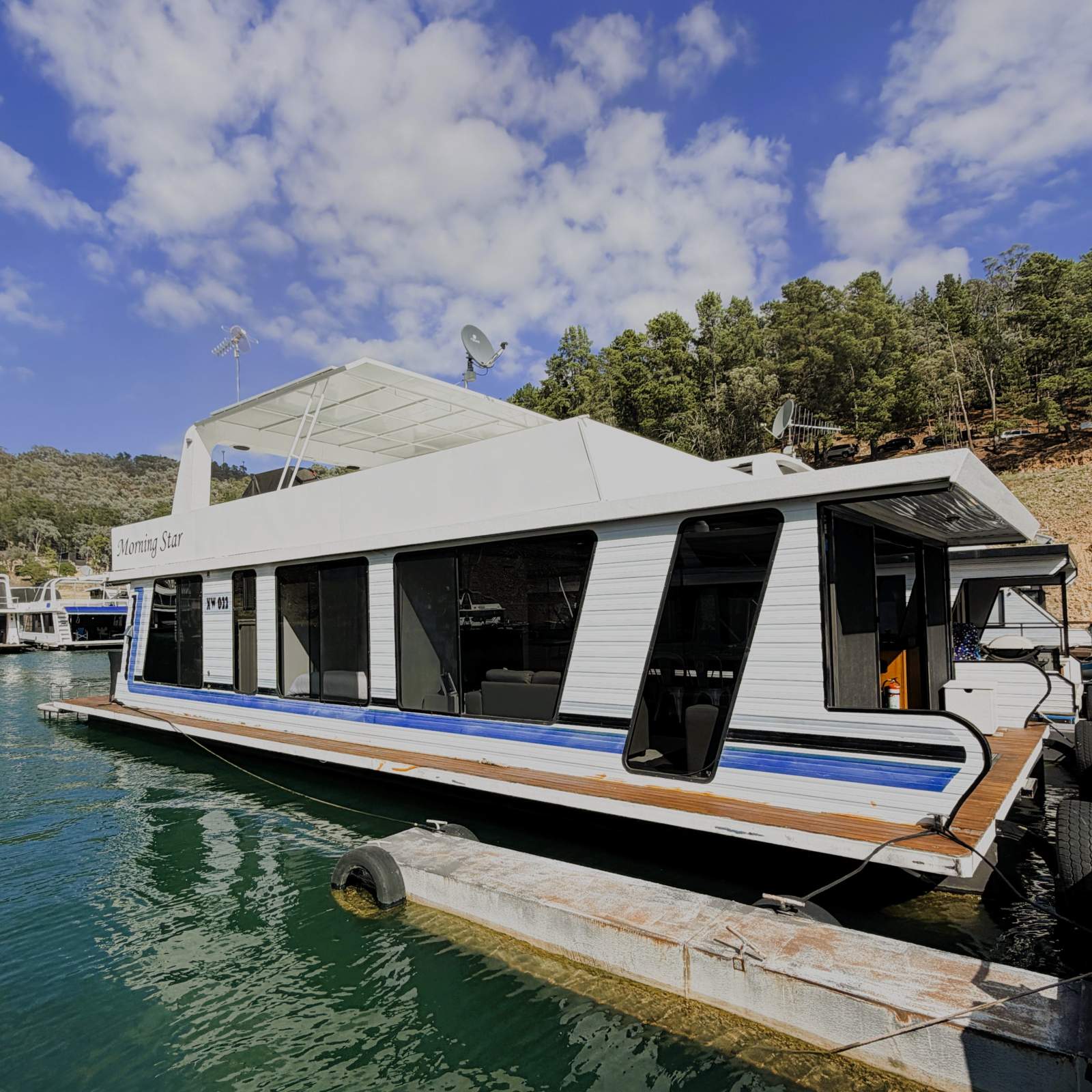MORNING STAR:Eildon Houseboat - Morning Star - Stbd Front