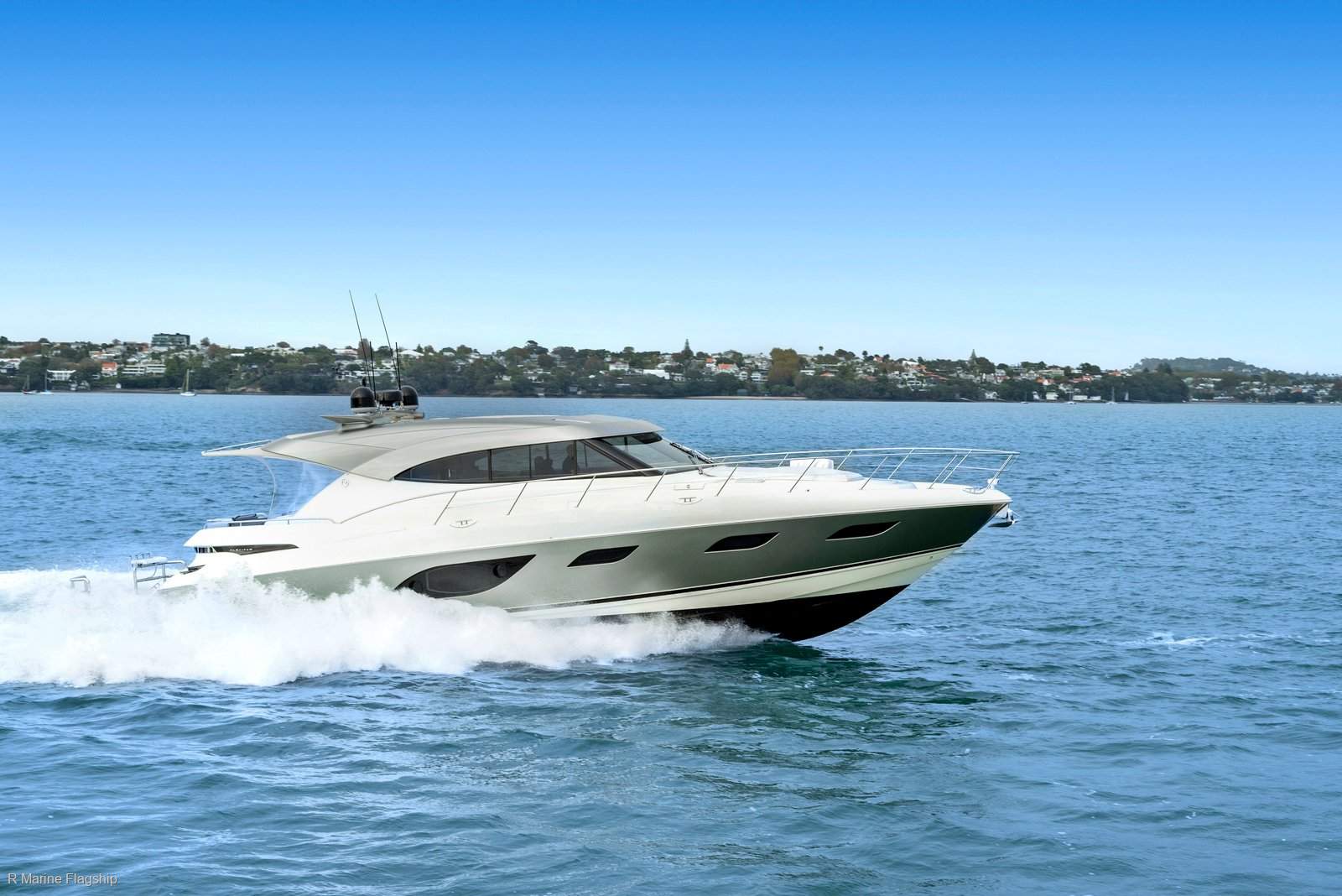 Riviera 6000 Sport Yacht