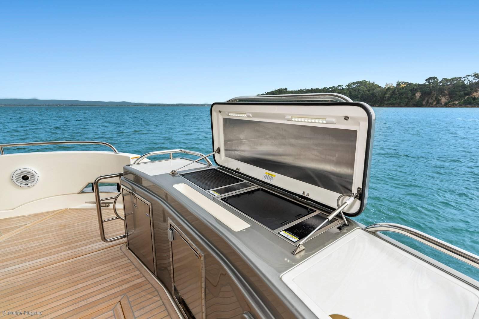 Riviera 6000 Sport Yacht