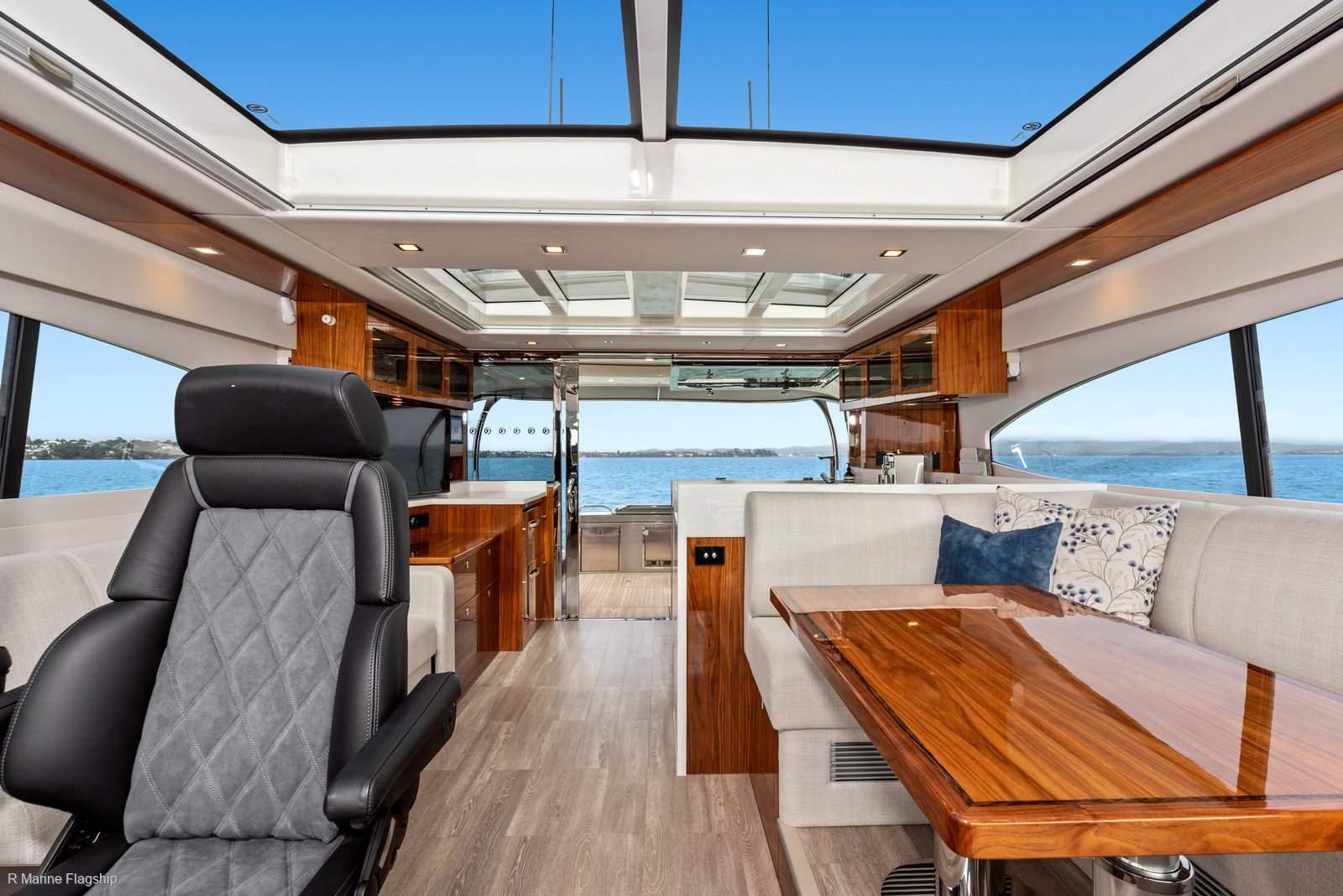 Riviera 6000 Sport Yacht