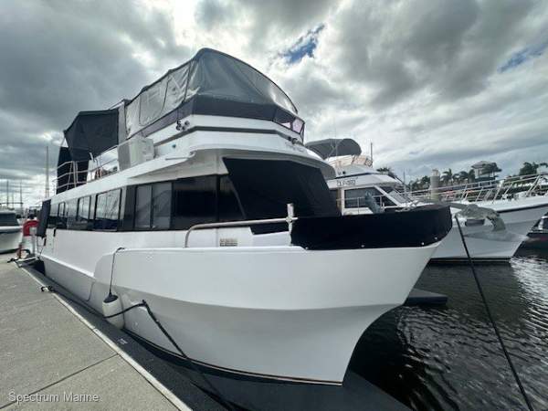 Nustar Catamaran Flybridge