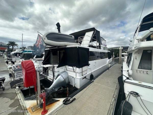 Nustar Catamaran Flybridge