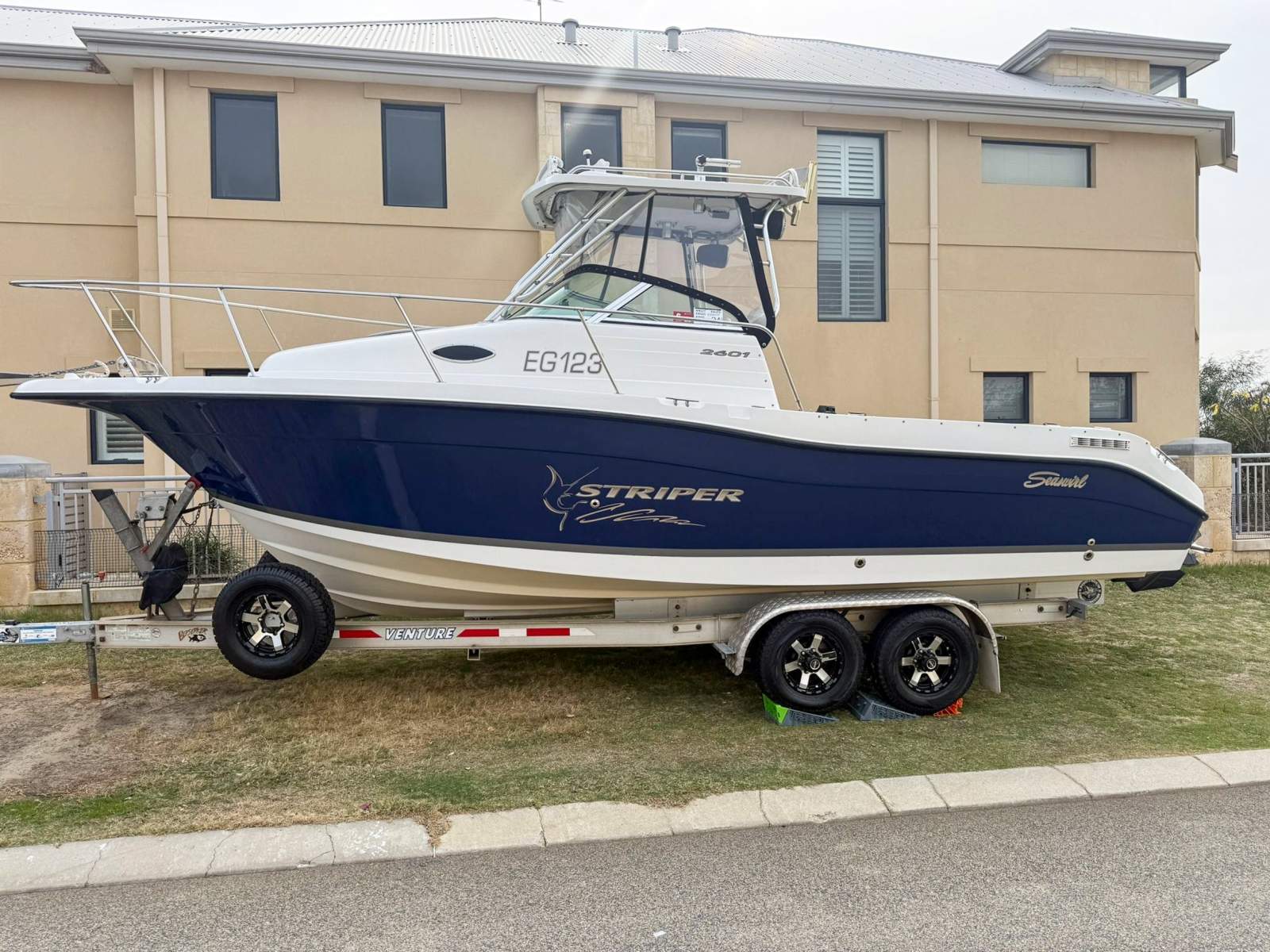 Seaswirl Striper 2601 WA *with Trailer & New MerCruiser*