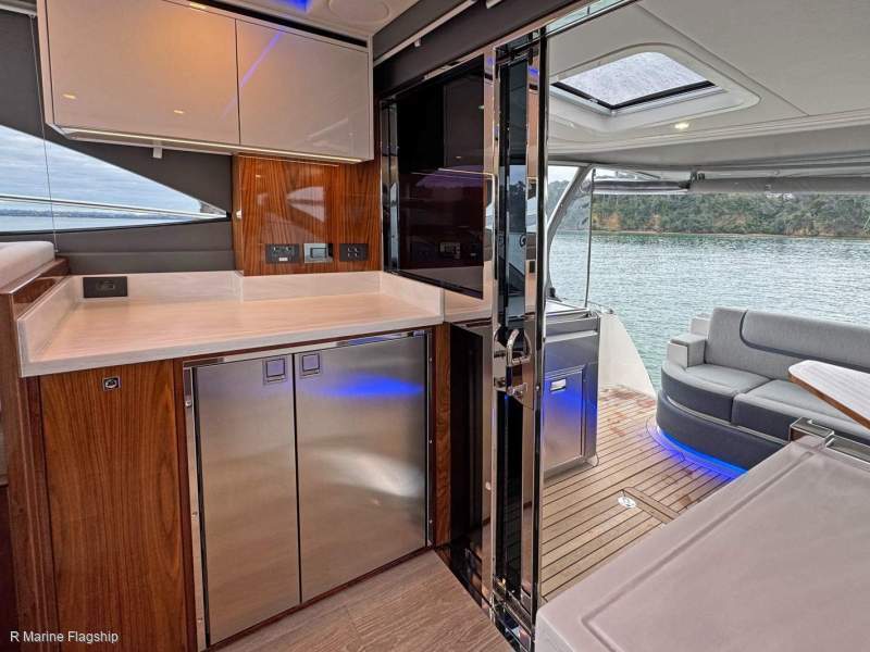 Riviera 4600 Sport Yacht