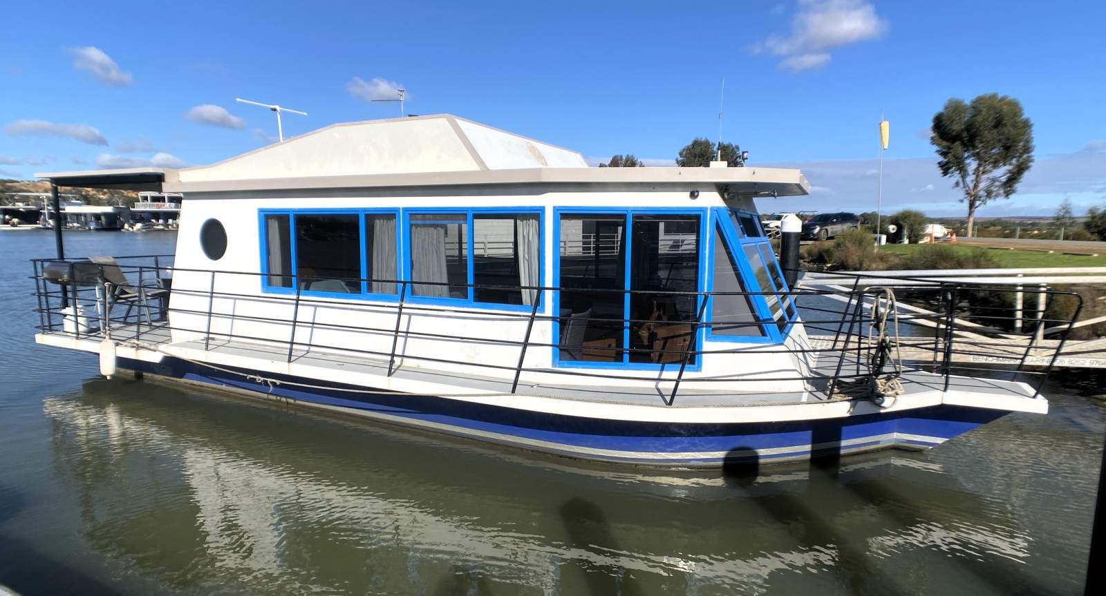 "RENNIE". River Wren Houseboat, One Bed, One Bath.