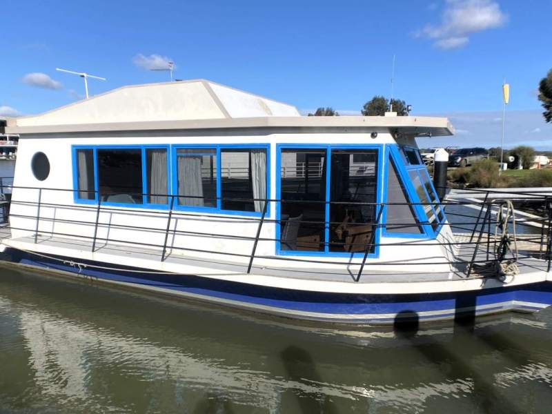 "RENNIE". River Wren Houseboat, One Bed, One Bath.