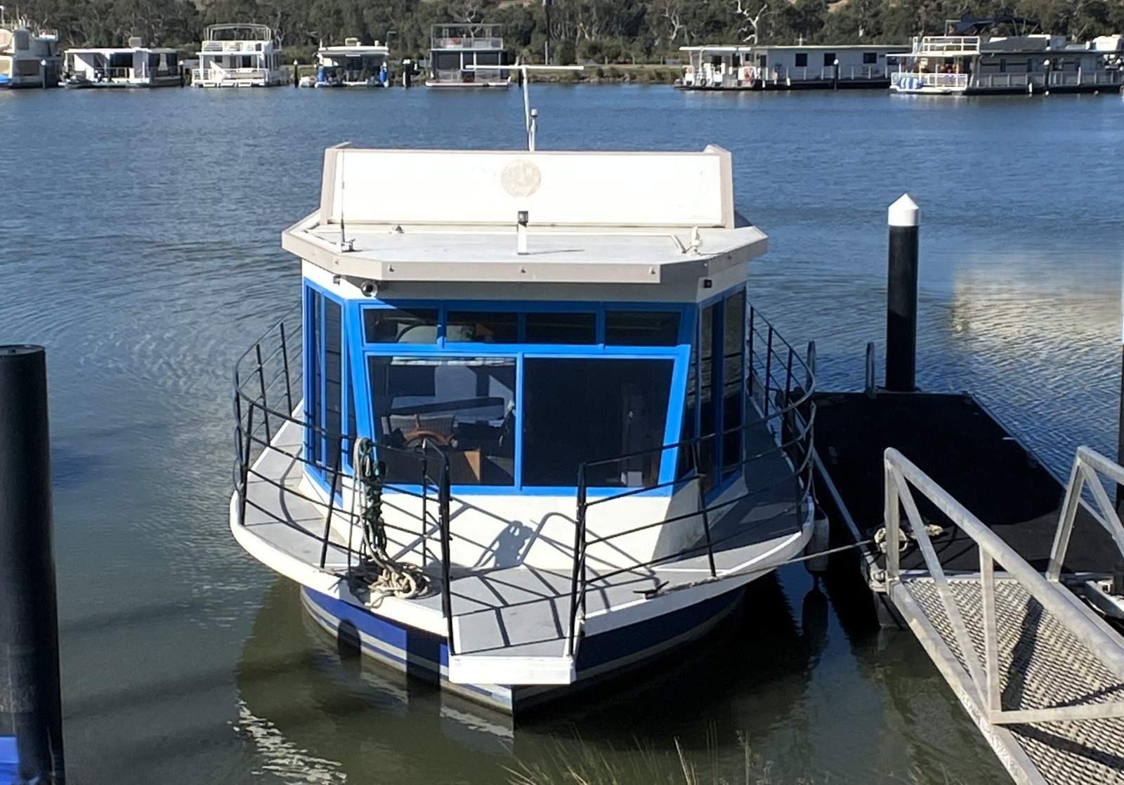 "RENNIE". River Wren Houseboat, One Bed, One Bath.