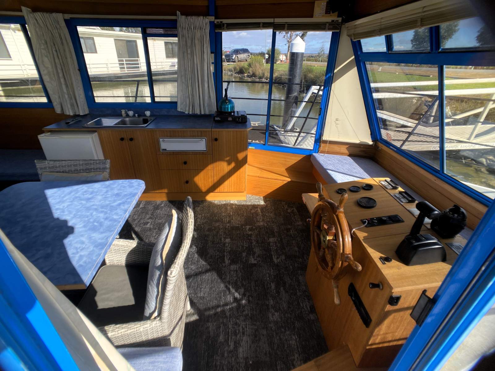 "RENNIE". River Wren Houseboat, One Bed, One Bath.