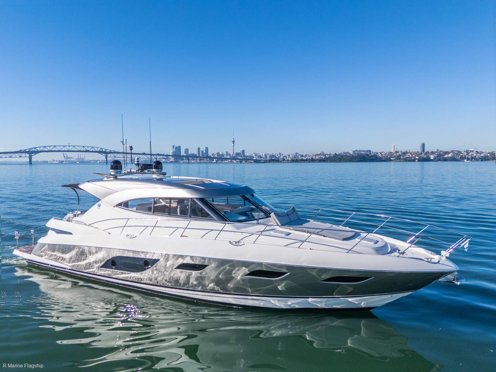 Riviera 6000 Sport Yacht