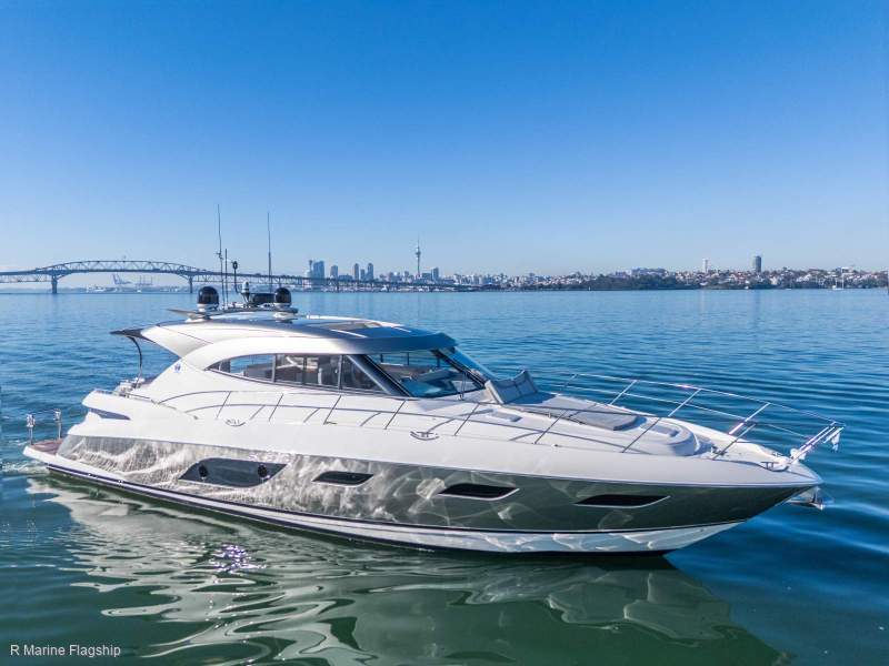 Riviera 6000 Sport Yacht