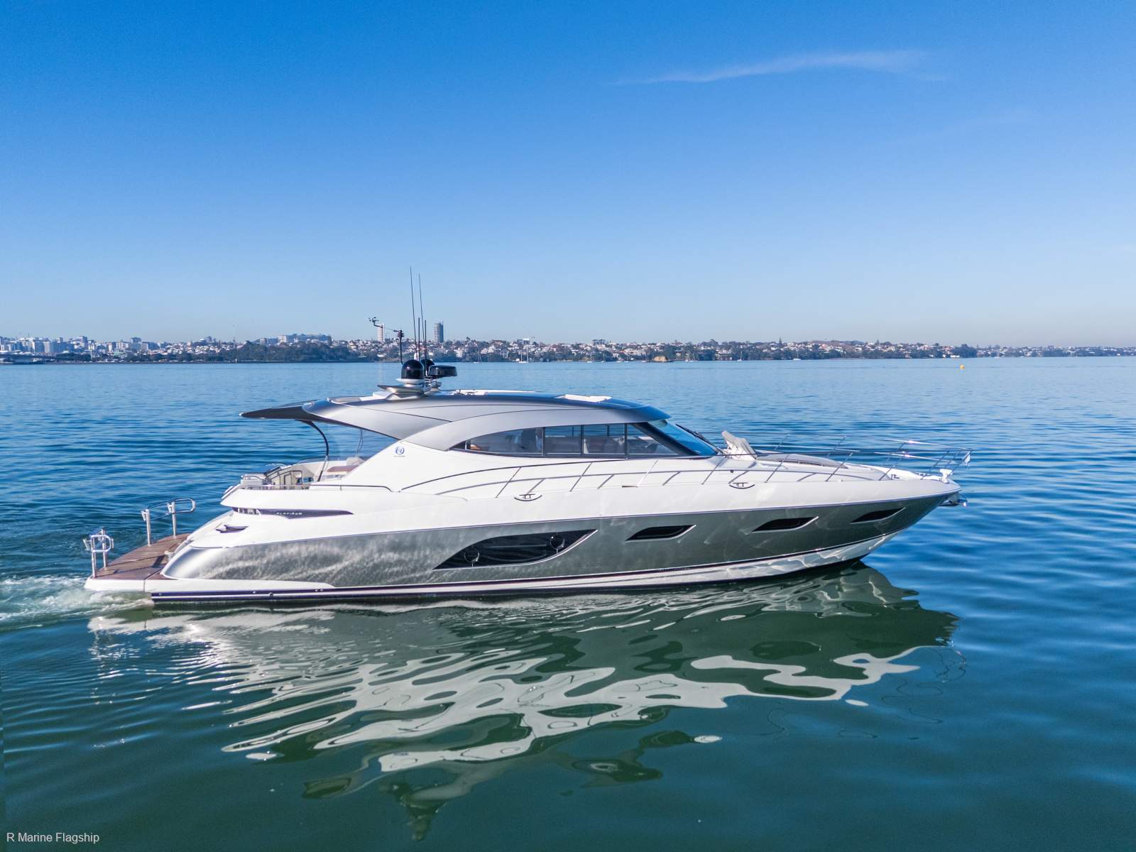 Riviera 6000 Sport Yacht