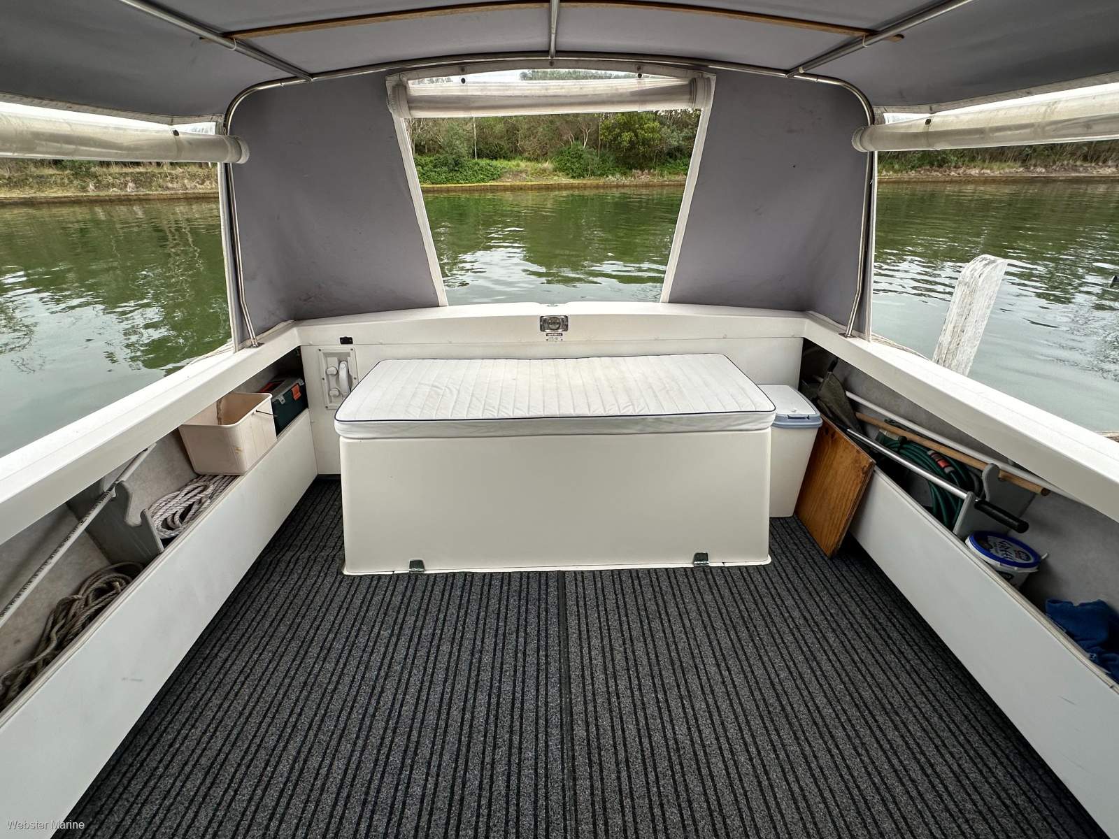 Caribbean 26 Flybridge Cruiser