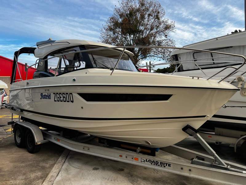 Parker 750 Cabin Cruiser