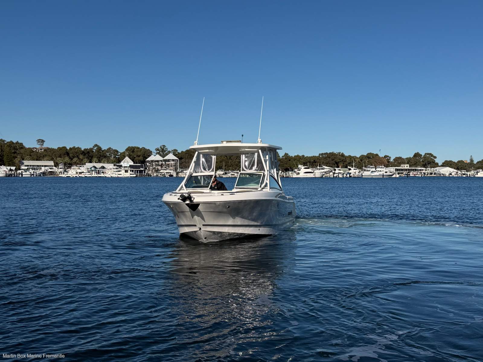 Robalo R247 With Joystick Control and Floating Dock