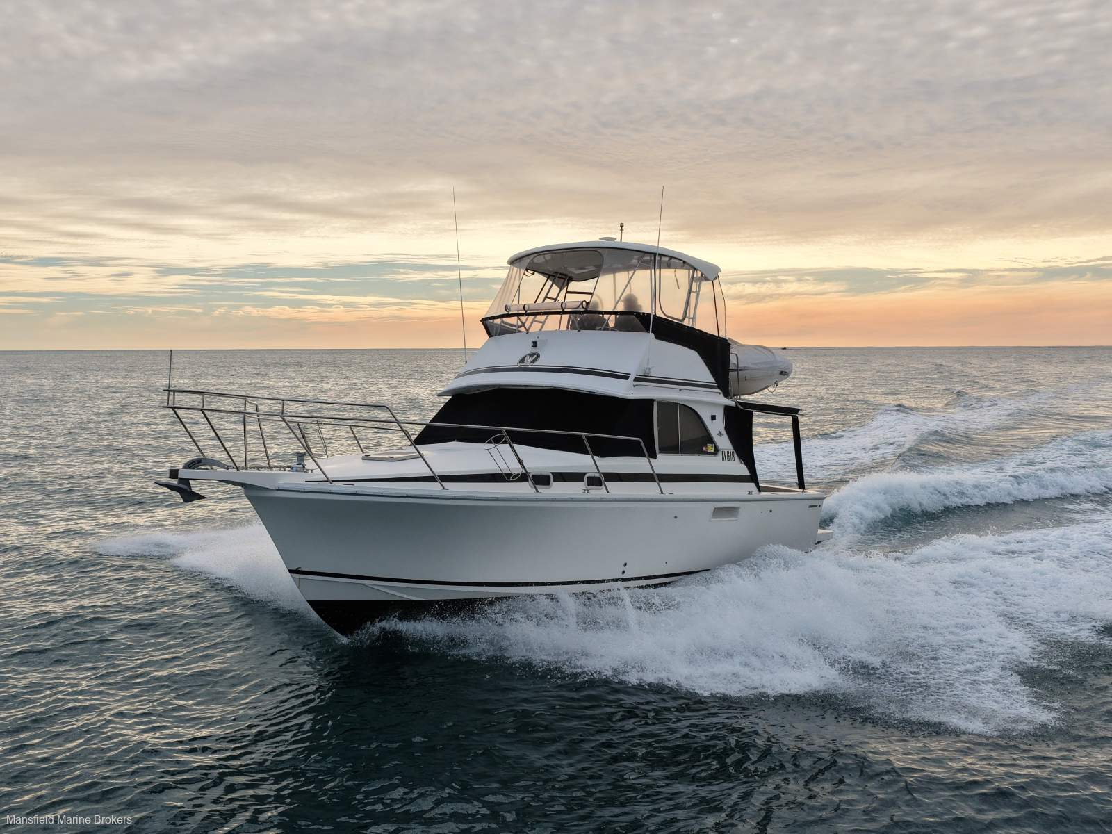 Caribbean 35 Flybridge Cruiser (Cummins 330hp diesels with Dual station controls)