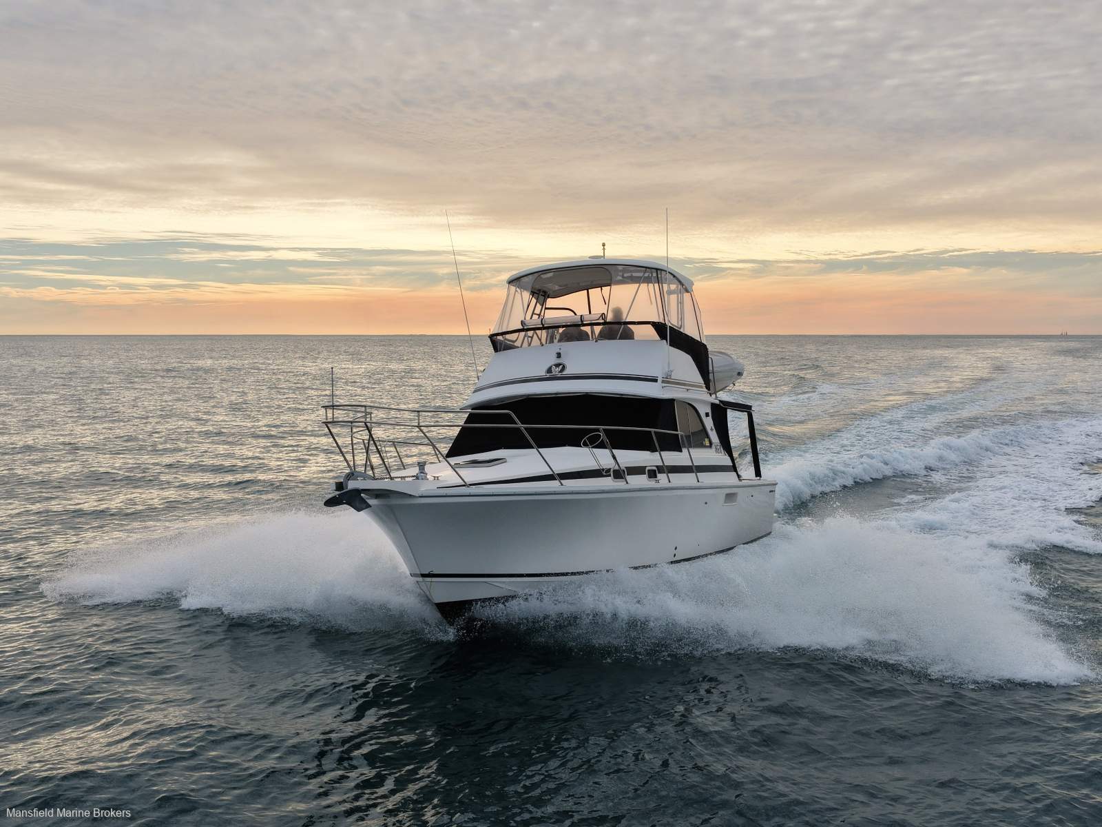 Caribbean 35 Flybridge Cruiser (Cummins 330hp diesels)