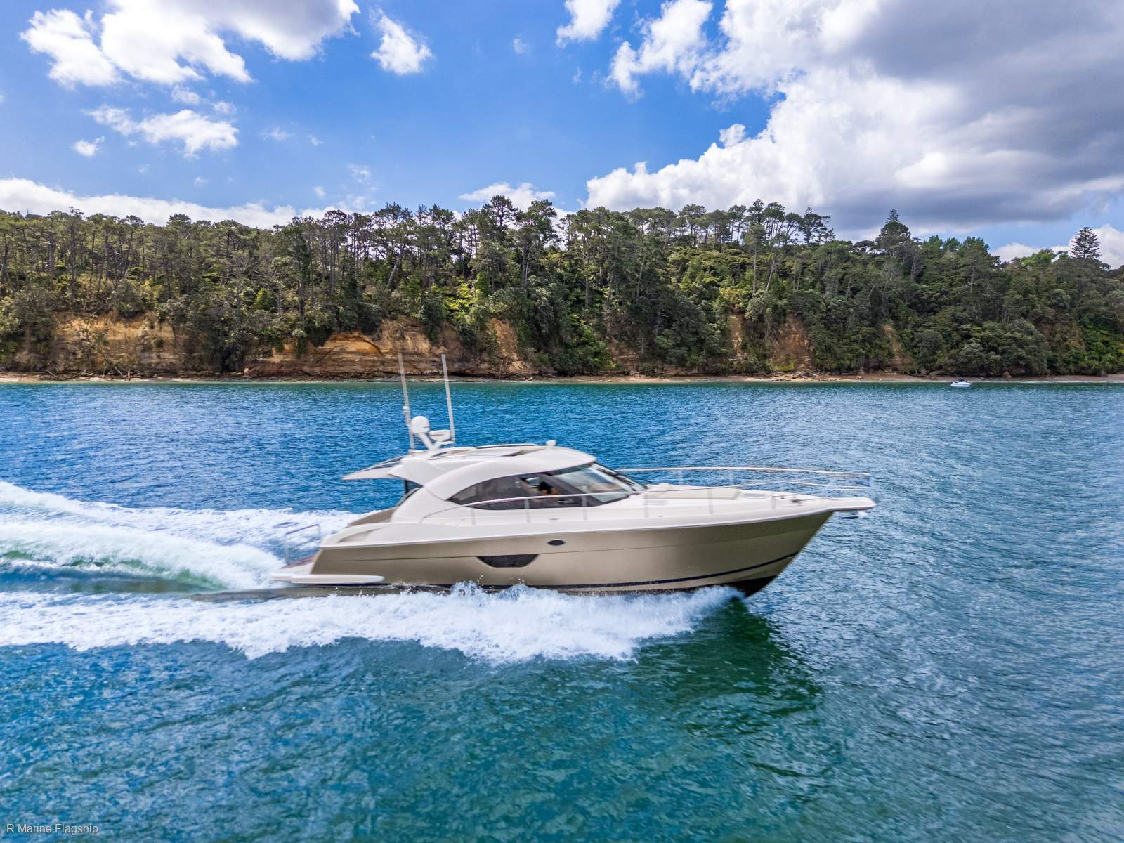 Riviera 4400 Sport Yacht