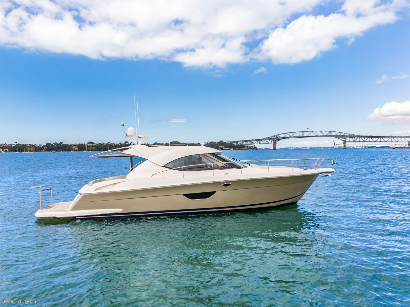 Riviera 4400 Sport Yacht