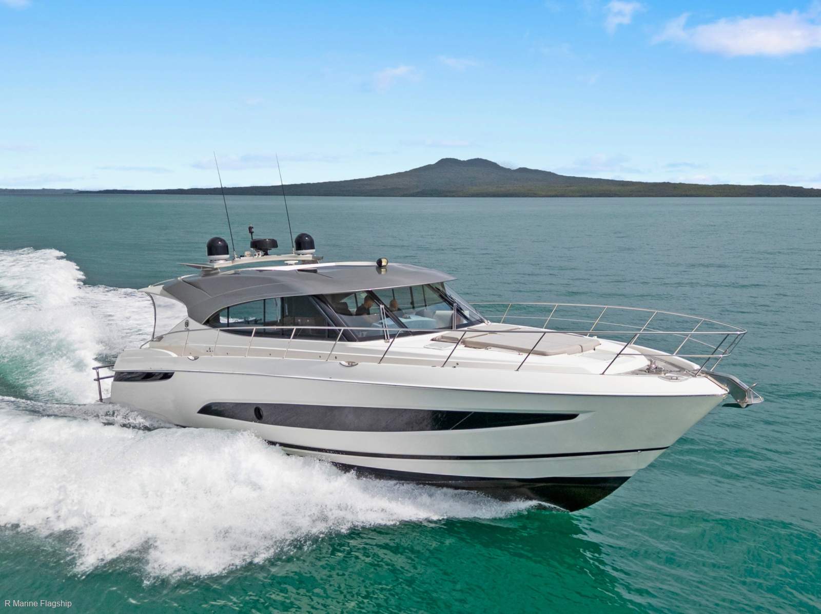 Riviera 5400 Sport Yacht Platinum Edition