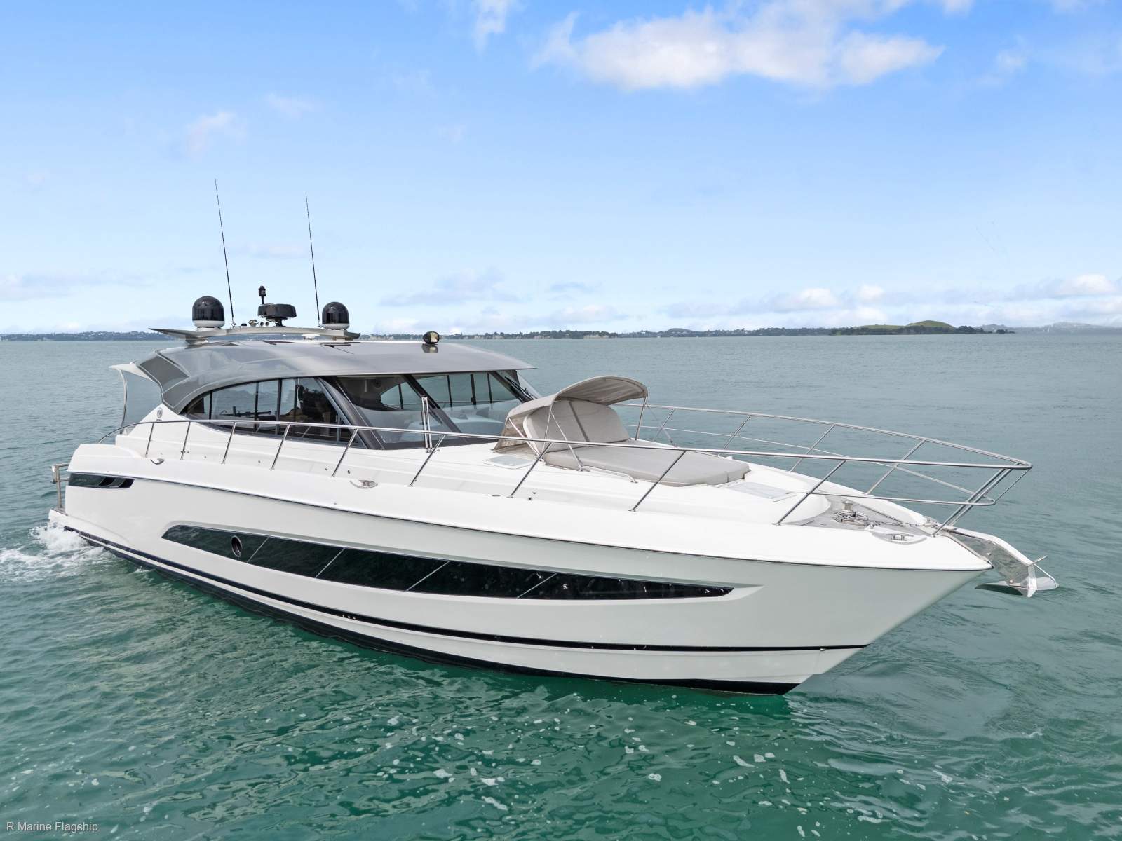 Riviera 5400 Sport Yacht Platinum Edition