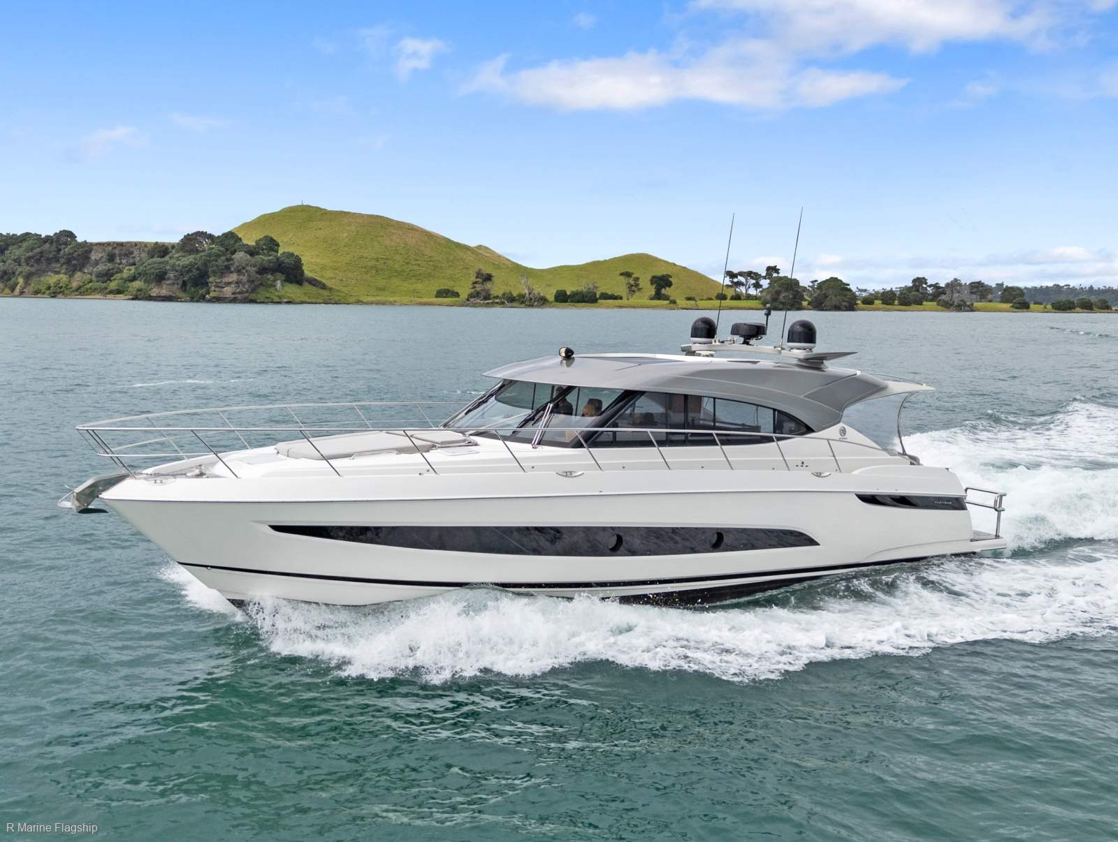 Riviera 5400 Sport Yacht Platinum Edition