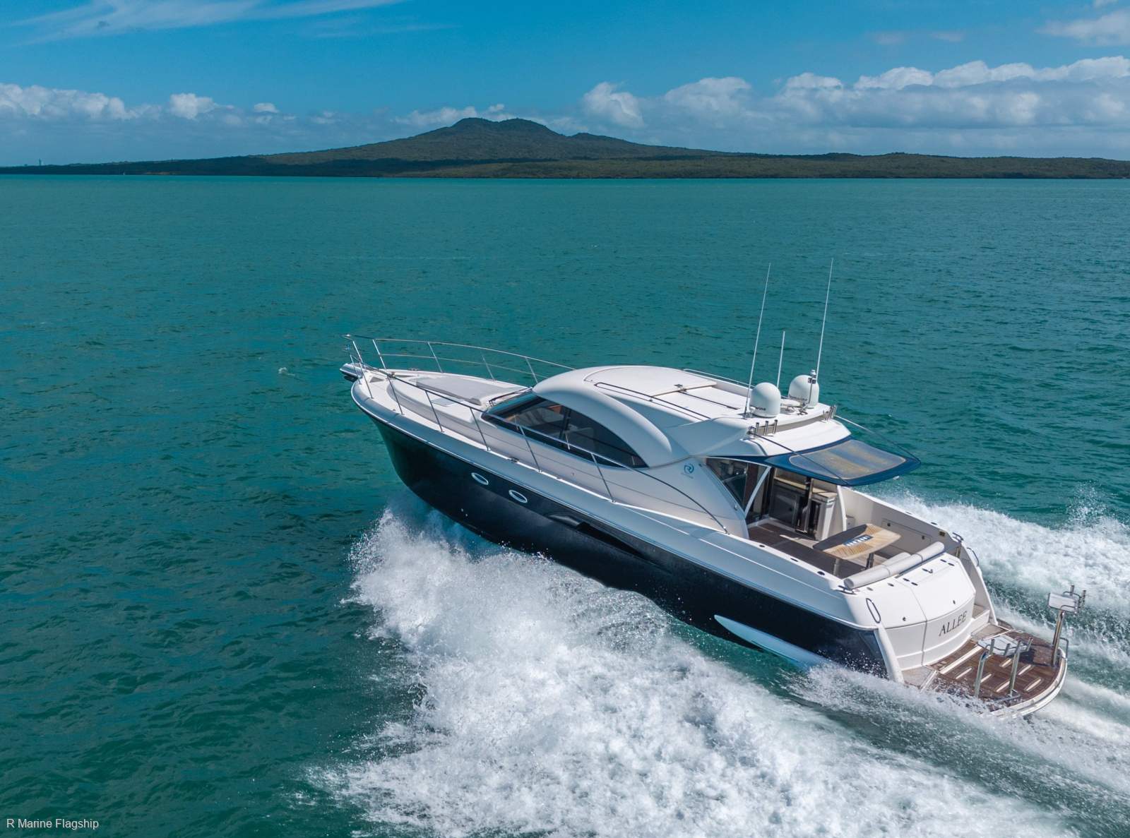 Riviera 5000 Sport Yacht