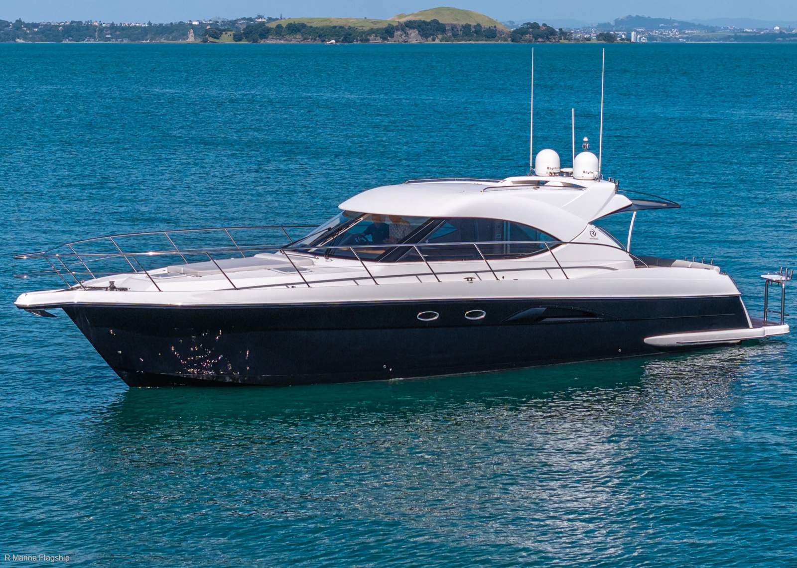 Riviera 5000 Sport Yacht